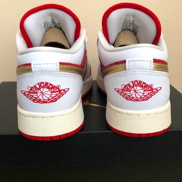 ❤️🤍NIKE AIR JORDAN 1 LOW SE GS SNEAKERS🤍❤️ - Picture 9 of 13